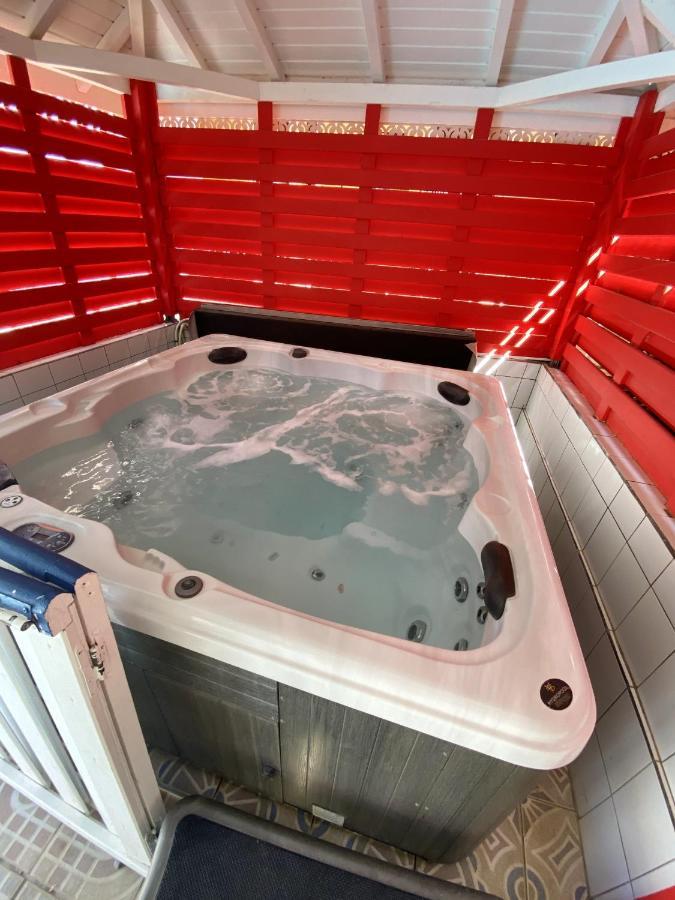 Appartement Moderne A Pointe Noire 36 M² Piscine & Jacuzzi Ngoại thất bức ảnh
